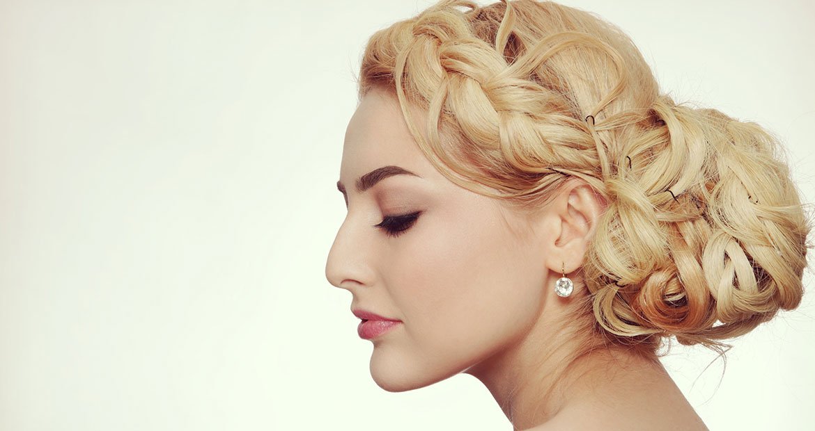 Modelo Com Cabelo Loiro E Tranca